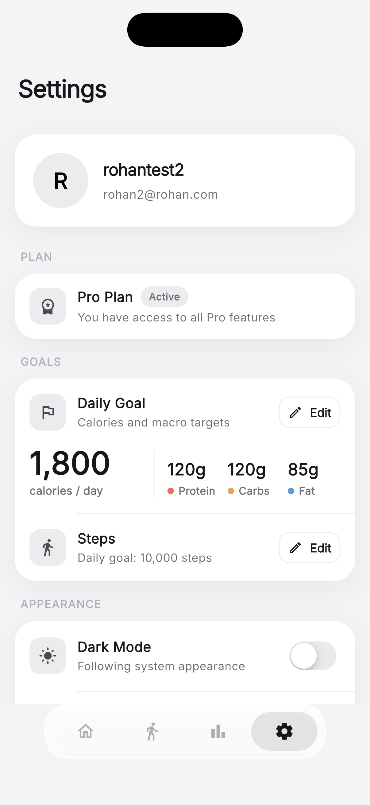 Zuli settings showing an editable daily goal of 1,800 calories with 120 g protein, 120 g carbs and 85 g fat, plus a 10,000 step daily goal and a dark mode toggle